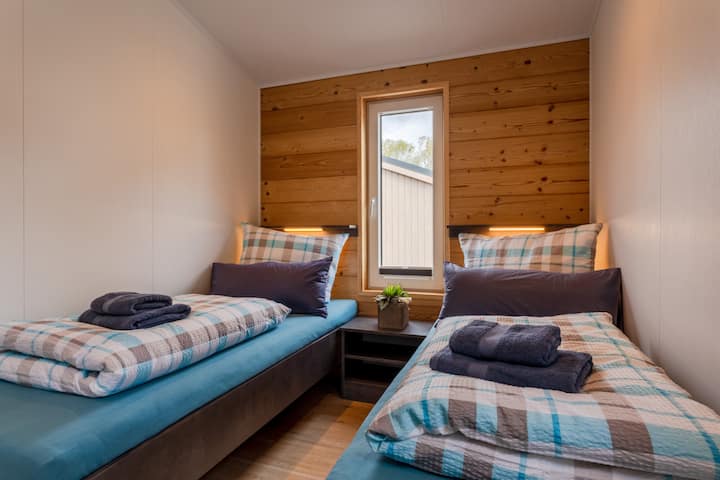 กลิ่นอายธรรมชาติ: ห้องนอนที่ตกแต่งอย่างน่ารักพร้อมองค์ประกอบไม้ให้ความเป็นกันเองและความอบอุ่น