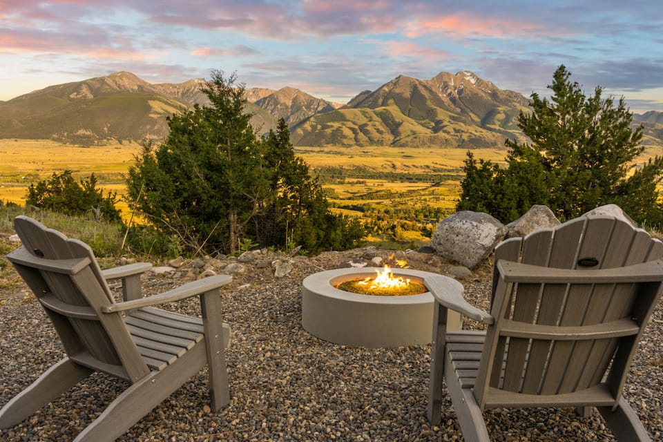 A barn-wood yurt in Paradise Valley, Emigrant, Montana, USA, photo 2 of 10
