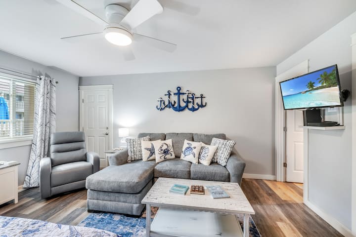 Cozy Studio Large Pool W/ A Private Courtyard And - Port Aransas, TX