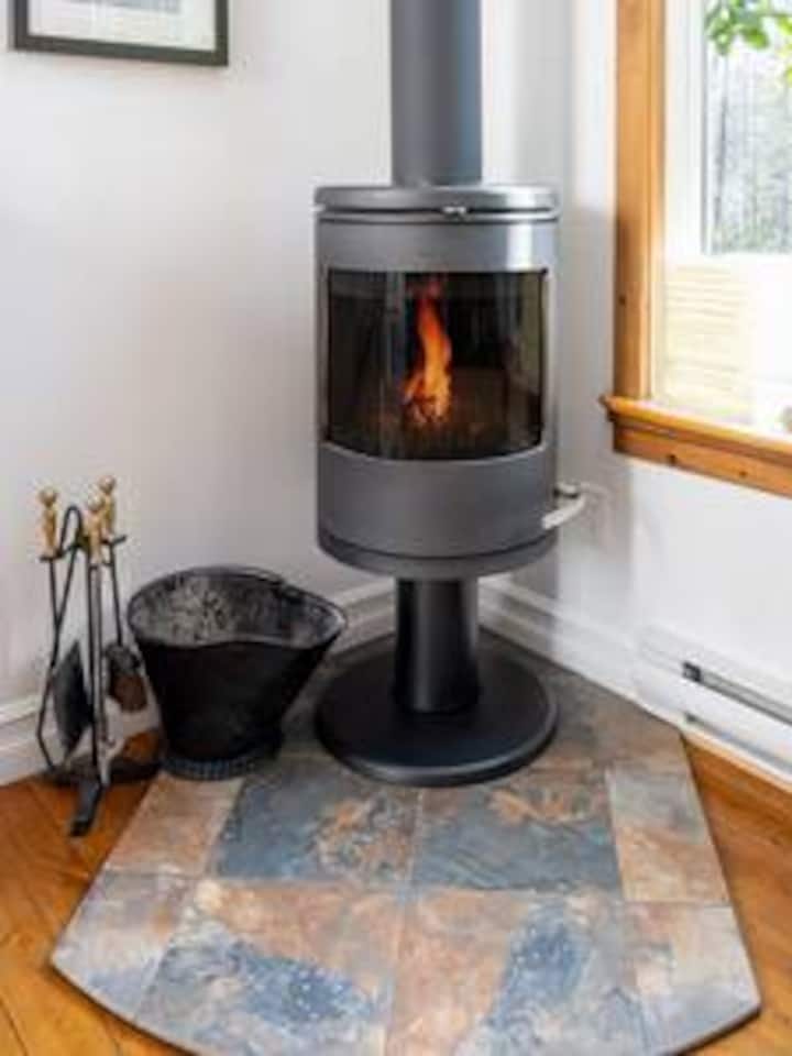 Cozy Riverside Cottage Indoor & Outdoor Fireplace