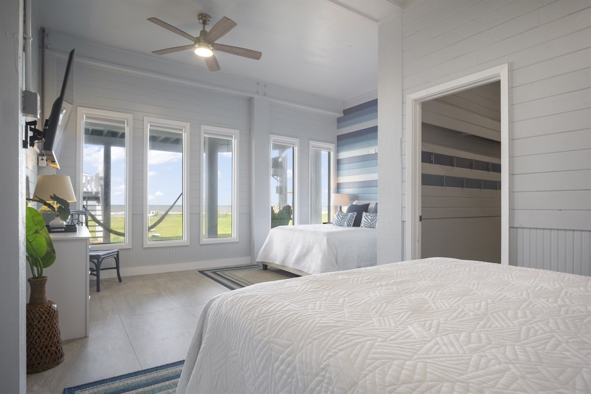 חדר השינה פרדייז פאלמס שלוש: לחוות את הנוחות על החוף במיטבה בחדר השינה המרווח הזה, עם מיטות קווין סייז זוגיות, מושלם לאירוח פרטיות, או ניידות מוגבלת. ממוקמת בקומת הקרקע עם כניסה פרטית.