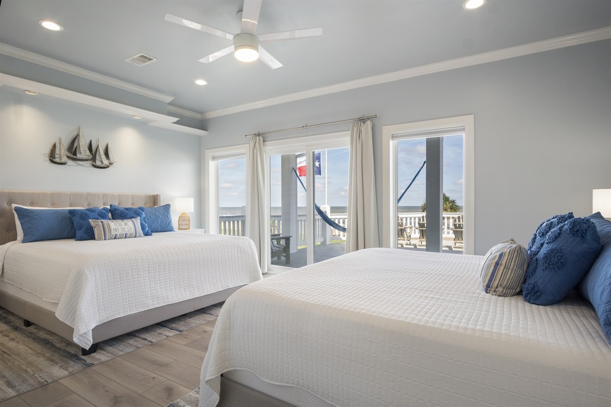 חדר השינה הראשי של Paradise Palms 2: התעוררו לצליל המרגיע של גלים המתנפצים על החוף בחדר השינה הכפול המדהים הזה, המציע נופים מדהימים של האוקיינוס וחדר רחצה צמוד מרווח לפינוק החוף האולטימטיבי.