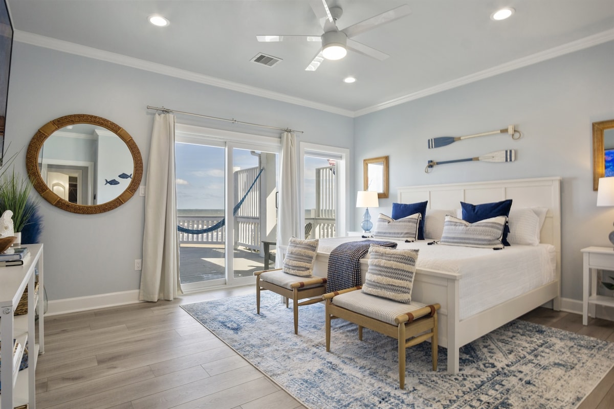 חדר השינה הראשי של Paradise Palms One: לחוות את אושר החוף בחדר השינה המלכותי האלגנטי הזה, המתגאה בנופי ים פנורמיים המשתרעים עד כמה שהעין יכולה לראות, יחד עם חדר רחצה צמוד ומפואר לנופש מפנק באמת.