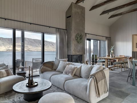 Luxurious Lakeside Villa 35 min from Reykjavik