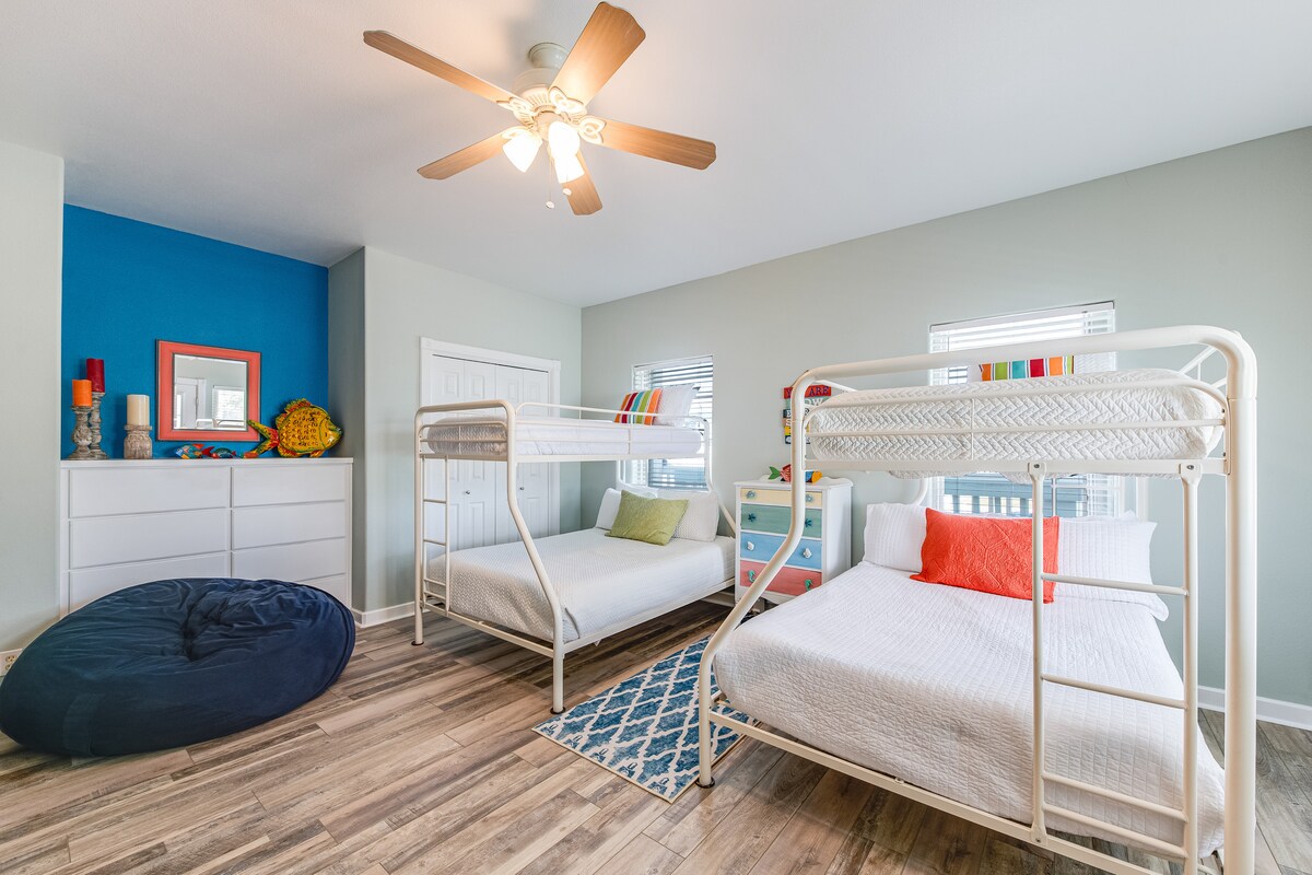 Interior. 2 juegos de camas individuales sobre literas completas