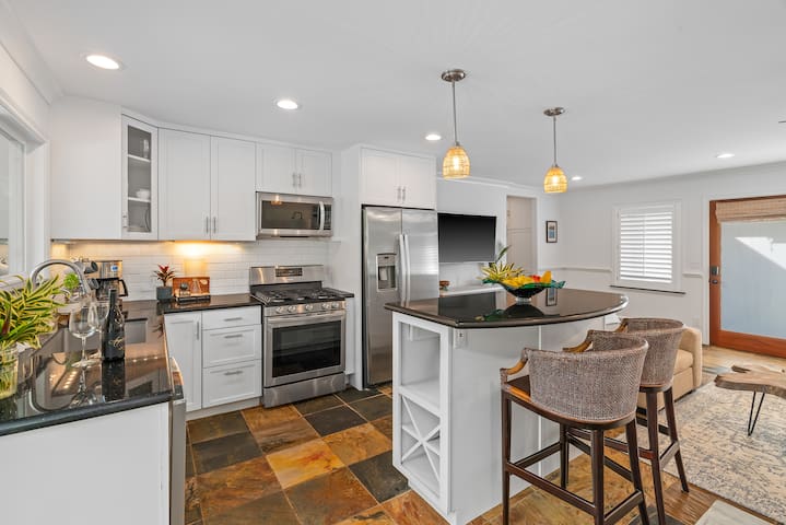 2BR Cottage w AC – Pool access, walk to beaches