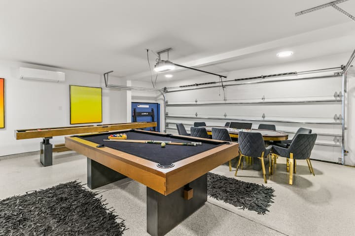 +2.5 acres,>6000 sq, 11bd+5bath, pickleball,g'room