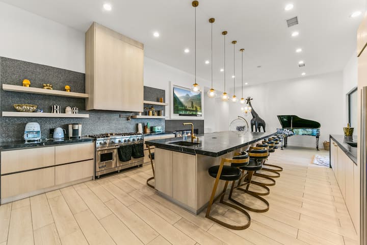 +2.5 acres,>6000 sq, 11bd+5bath, pickleball,g'room