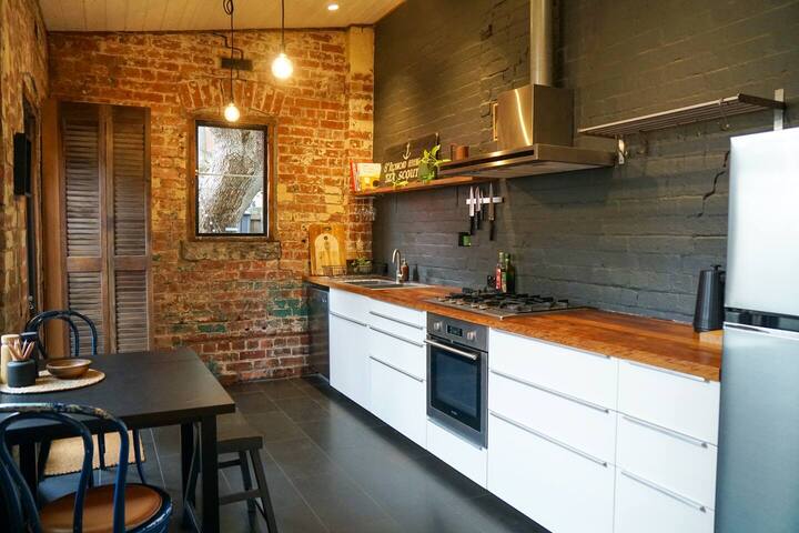 Fitzroy 3BR Terrace on Napier St+Great Space gallery image 2