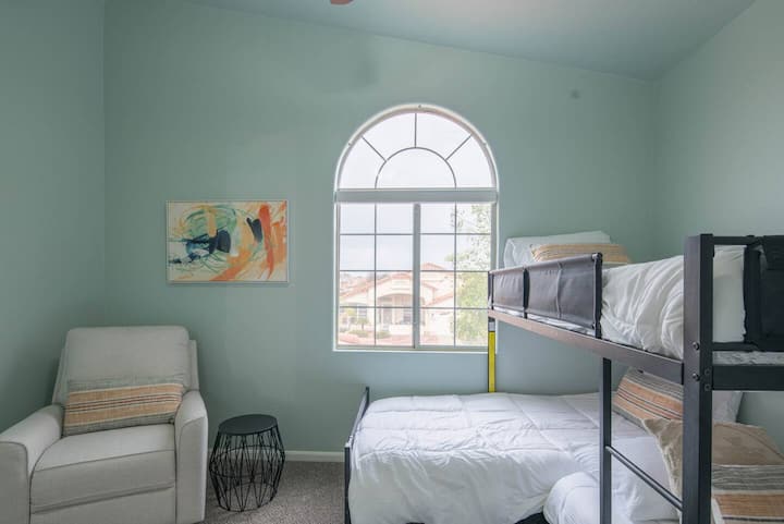 Dormitorio 2 con 3 literas individuales y una cama nido. Capacidad para 4 personas