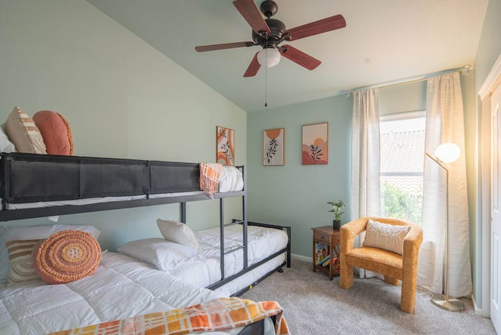 Dormitorio 3 con 3 literas individuales y una cama corrediza. Capacidad para 4 personas.