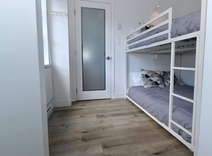 მე-2 საძინებელი - ამ გლუვ საძინებელში არის ორსართულიანი საწოლი, ორმაგი კონფიგურაციით.  Თითოეულ საწოლს აქვს მსუბუქი და მეხსიერების ქაფის ლეიბები. Საწოლებს შეუძლია 300 გირვანქა სტერლინგზე მეტის მართვა.  Ამ ოთახში არის 2 მოყინული შუშის კარი, რომელიც უზრუნველყოფს კონფიდენციალურობას.