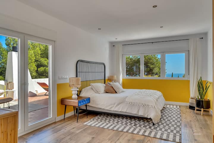 La suite principale accueillante et l'accès à la terrasse sur le toit.