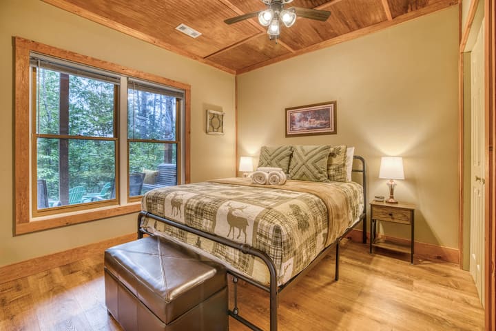 חדר שינה זוגי עם מיטת קווין סיי