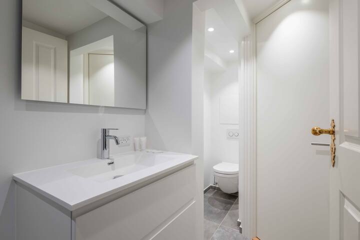 Stylish Apartment on Lively Street in Downtown gallery image 5