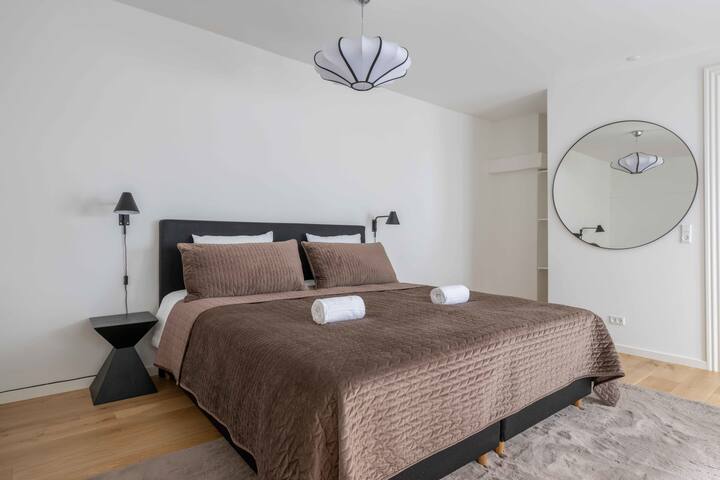 Stylish Apartment on Lively Street in Downtown gallery image 2