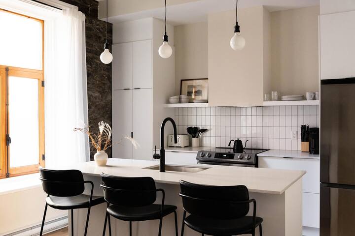 Luxury Apartment in Old Montreal – Suite 204 gallery image 2