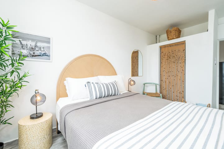 Chambre au bord de la plage à Rincón, Porto Rico : art inspiré du surf, textures douces et charme décontracté pour des séjours reposants sur l'île.