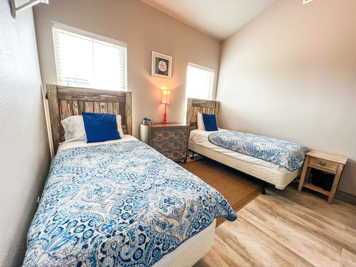 להירגע בחדר השינה התאום הנעים שלנו אחרי יום של סיור בקורפוס כריסטי. תיהנו ממיטות מפוארות ומצעים חדים לשינה נינוחה.