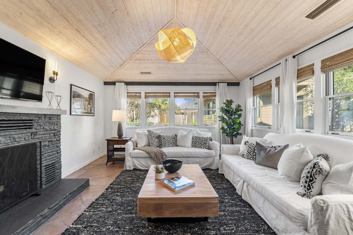 - თანამედროვე მისაღები ოთახი თაღოვანი ხის ჭერითა და ელეგანტური ბუხრით - ფართო დასაჯდომი ადგილები ბუნებრივი სინათლით ფართო ფანჯრებიდან ქმნის კომფორტს   - უყურეთ ტელევიზორს ან დაისვენეთ მეგობრებთან ერთად ამ სტუმართმოყვარე სივრცეში  