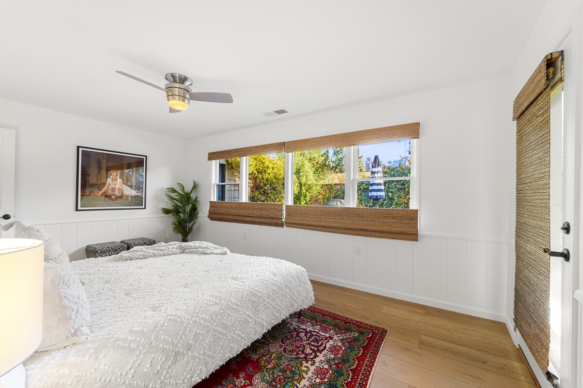 - საძინებელი დიდი ფანჯრებით, რომლებიც ბაღსა და პატიოს სივრცეს გადაჰყურებს - კომფორტული საწოლი ახალი თეთრი თეთრეულით მშვიდი ძილისთვის   - დაისვენეთ ბუნებრივი სინათლითა და შიდა სიმწვანით  