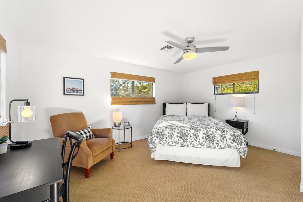 - მყუდრო საძინებელი ყვავილების თეთრეულში გამოწყობილი საწოლით მშვიდი ღამეებისთვის   - ბუნებრივი სინათლე იღვრება ნაქსოვი ჟალუზებითა და მარტივი დეკორით ჩარჩოში ჩასმული ფანჯრებიდან - კომფორტული სივრცე დასაჯდომი სივრცითა და სამუშაო მაგიდით მრავალმხრივი სტუმრობისთვის  