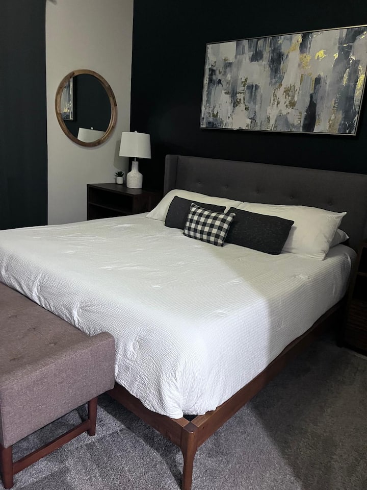 Postoji velika spavaća soba sa spojenom kupaonicom.