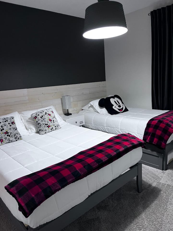 Spavaća soba 2 ima bračni krevet (160x200) i bračni krevet (180x200).