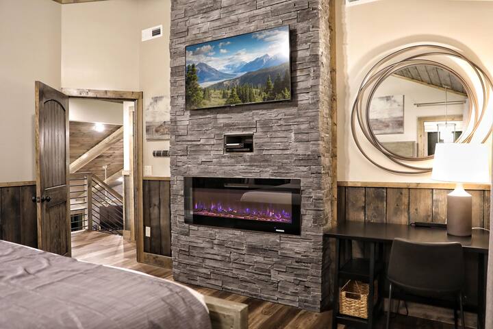 Indoor Pool! Luxury Downtown Cabin! 13 Fireplaces!