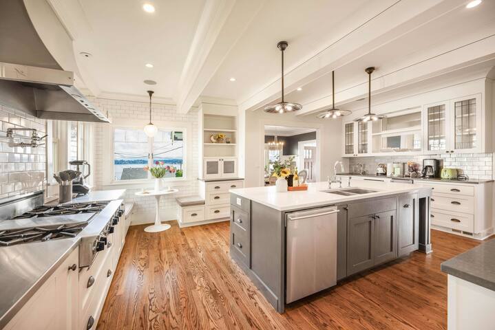 Seattle Craftsman Mansion w/ Lk. &Mt. Rainier view gallery image 2