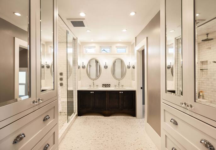 Seattle Craftsman Mansion w/ Lk. &Mt. Rainier view gallery image 3