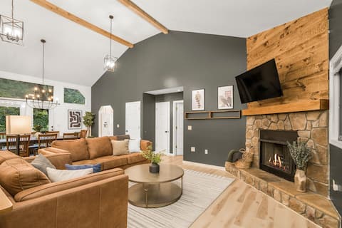 Modern Mountain Chalet • Hot Tub • Sleeps 14
