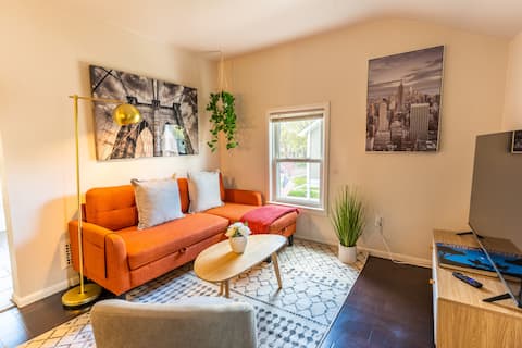 Stylish Berkley Apartment- 5 mins to Beaumont!