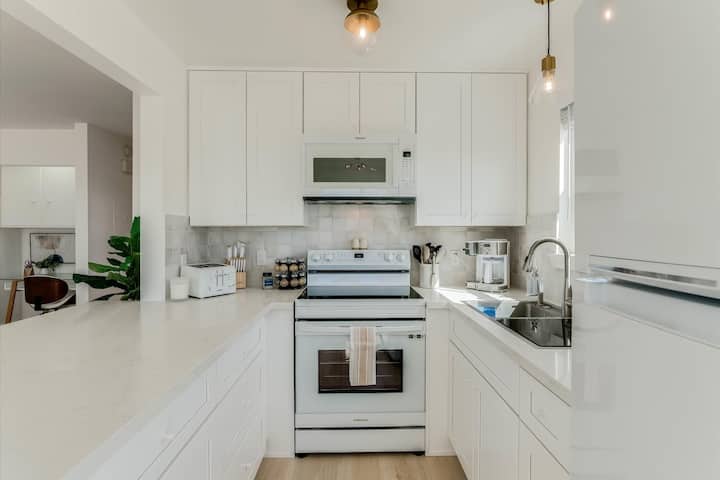 Sun-drenched Coastal Retreat: Luxe 2-bed Condo - Avila Beach