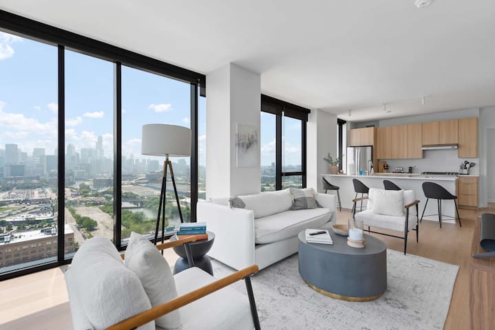 Prime Lincoln Park Views + Modern Amenities Await