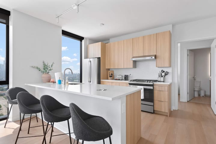 Prime Lincoln Park Views + Modern Amenities Await gallery image 3