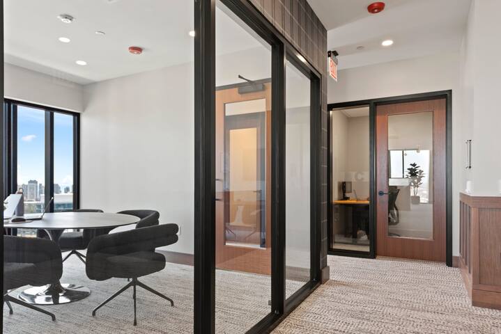 Prime Lincoln Park Views + Modern Amenities Await gallery image 5