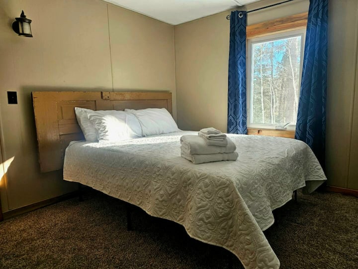 ห้องนอนที่ 3 มีเตียงควีนไซส์ 1 เตียง...