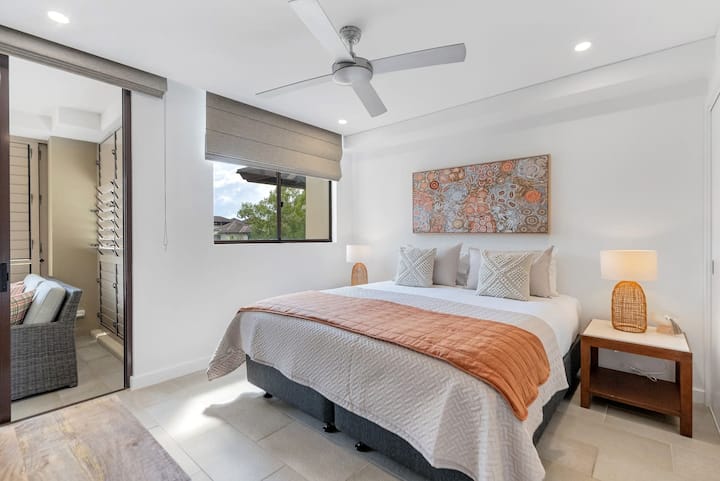 El dormitorio principal cuenta con una cómoda cama tamaño king, acceso al patio y un baño privado con bañera relajante. 
