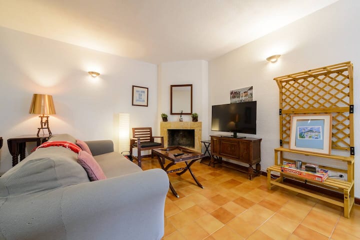 Salón con chimenea, TV, sofá y sillones: asientos de sobra para reunir a todo el grupo.