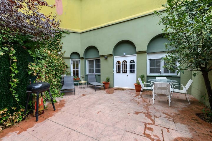 Patio privado con mesa exterior y barbacoa.