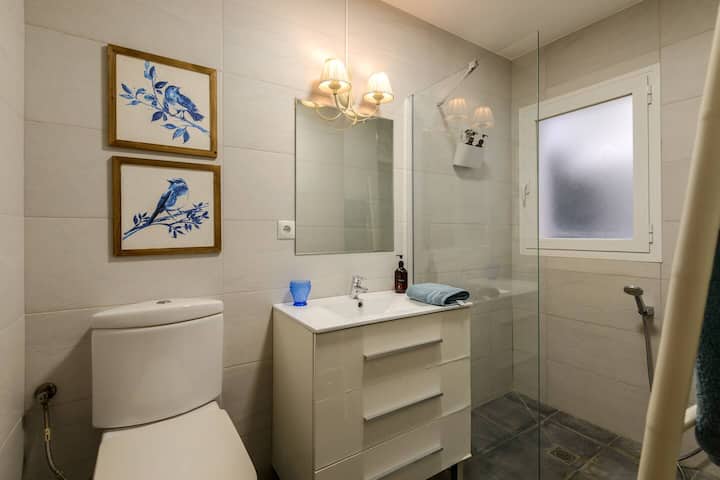 Baño con inodoro, lavabo y espejo: un segundo baño para no coincidir por las mañanas.