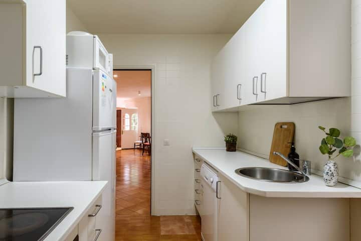 Cocina con nevera grande y paso al pasillo: espacio de sobra para la compra de toda la estancia.