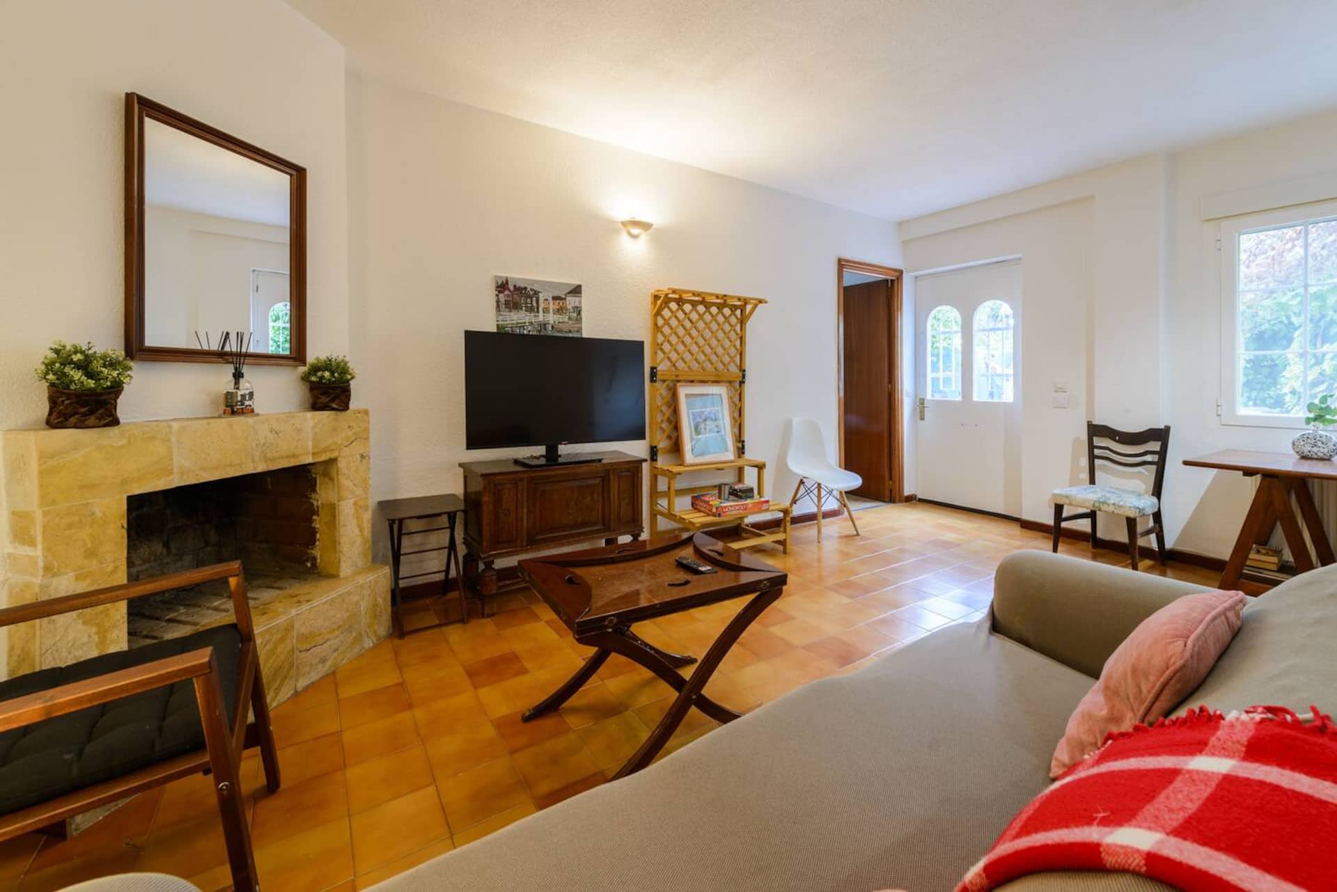 Salón amplio con chimenea, Smart TV y asientos para reunir al grupo.