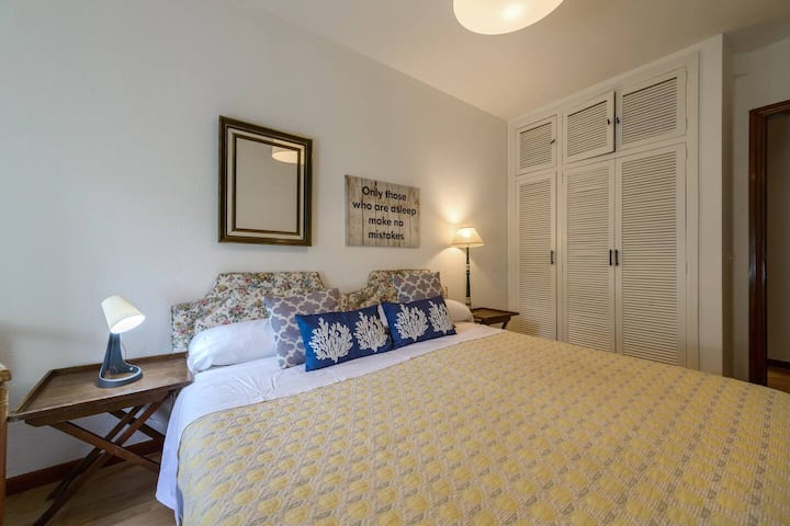 Dormitorio con cama de matrimonio y armarios para estancias cómodas.