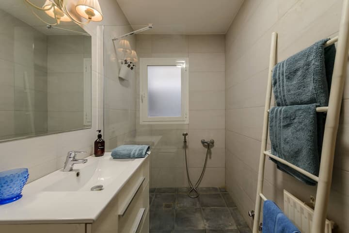Baño con ducha, lavabo y radiador toallero: toallas siempre secas y templadas.