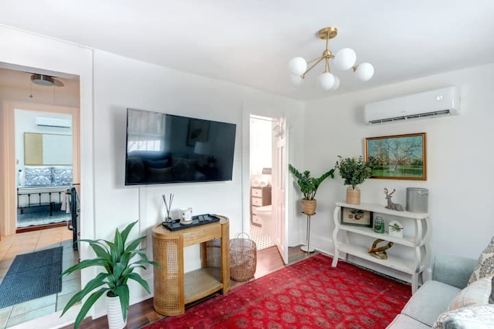 Jones St Jewel, Charming | Central | Pet-friendly! - Savannah, GA