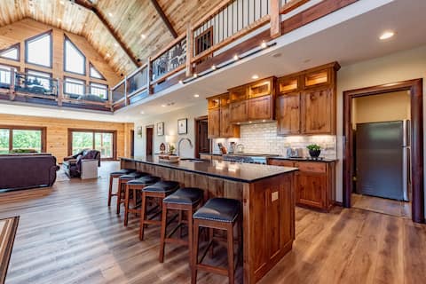 New! Luxe Lodge w/ Views, Fire Pit & Hot Tub
