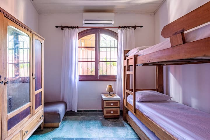 Четврт 3: кревет на спрат со бикама и треличе . Сите соби имаат клима-уред