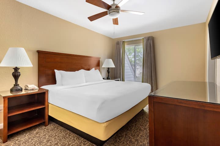 Unit with King bed. Exact unit will be assigned upon arrival.